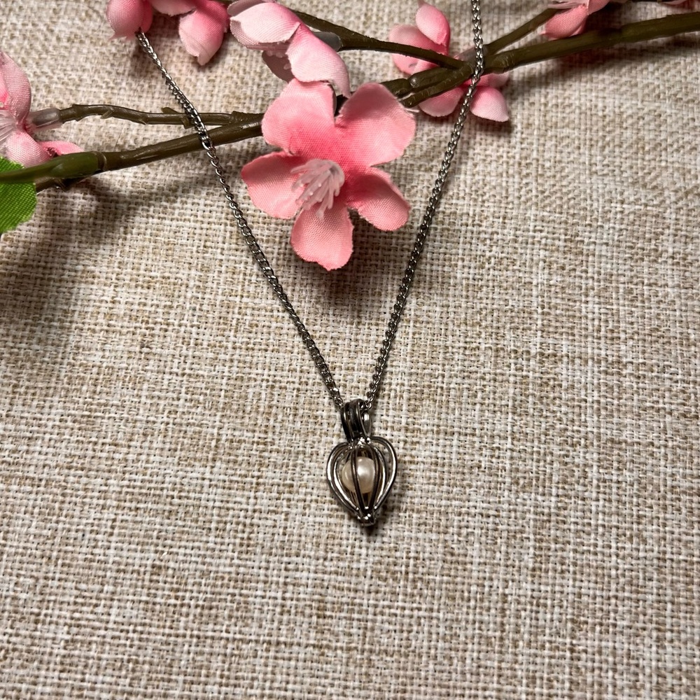 VINTAGE Feminine Silver Heart-Shaped Cage Pendant Necklace with White Pearl